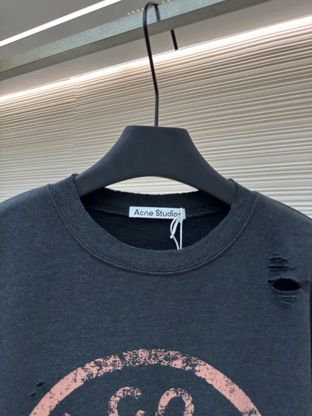 Acne Studios ripped distressed logo sweatshirt ●Authentic product: Purchased and developed for 4100 ●Item number: 1680379-A75 ●Fabric: Double-ply cotton plain fabric ●Technology: Distressed printing ●Version: Loose fit ●Weight: about 590 grams ●Size: S-M-L-XL ●Description: Customized dream-painted double-ply cotton plain fabric with excellent texture, comfortable and skin-friendly, with deep black as the main color Like the mottled rust on ancient copperware, the unruly soul of AcneStudios is engraved on the chest. The ingenious integration of hole elements and wanton swaying on the black canvas is a deliberate rebellion, a break away from the shackles of tradition, and unique in the wave of trends. Glue printing is used. The chest printing is modified three times with the film screen. The glue liquid paint is used to print the pattern on the fabric. The fabric is baked to fix the printed pattern. Many parts of the body of the garment are worn and worn by pure artificial regularity, and hand brush marks are added to the surface of the garment to add texture and depth to imitate the texture of natural wear and tear. The fabrics have been washed to give them a better feel and texture. They are not easy to deform, shrink or fade, and maintain their long-lasting beauty. The overall color is consistent with no color difference. It can be matched with the same style to create a fashionable look, and can be used in various occasions. Customized accessories, complete with three standards, the same style for men and women!